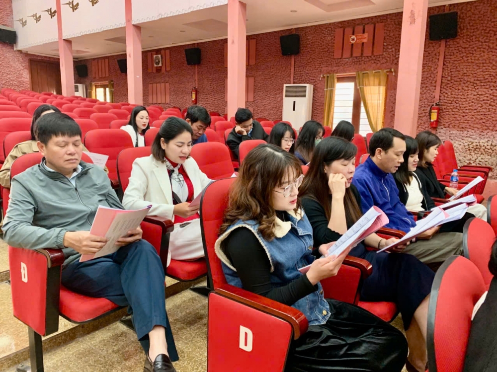 Các học viên đang chăm chú học hát Xoan Các học viên đang chăm chú học hát Xoan