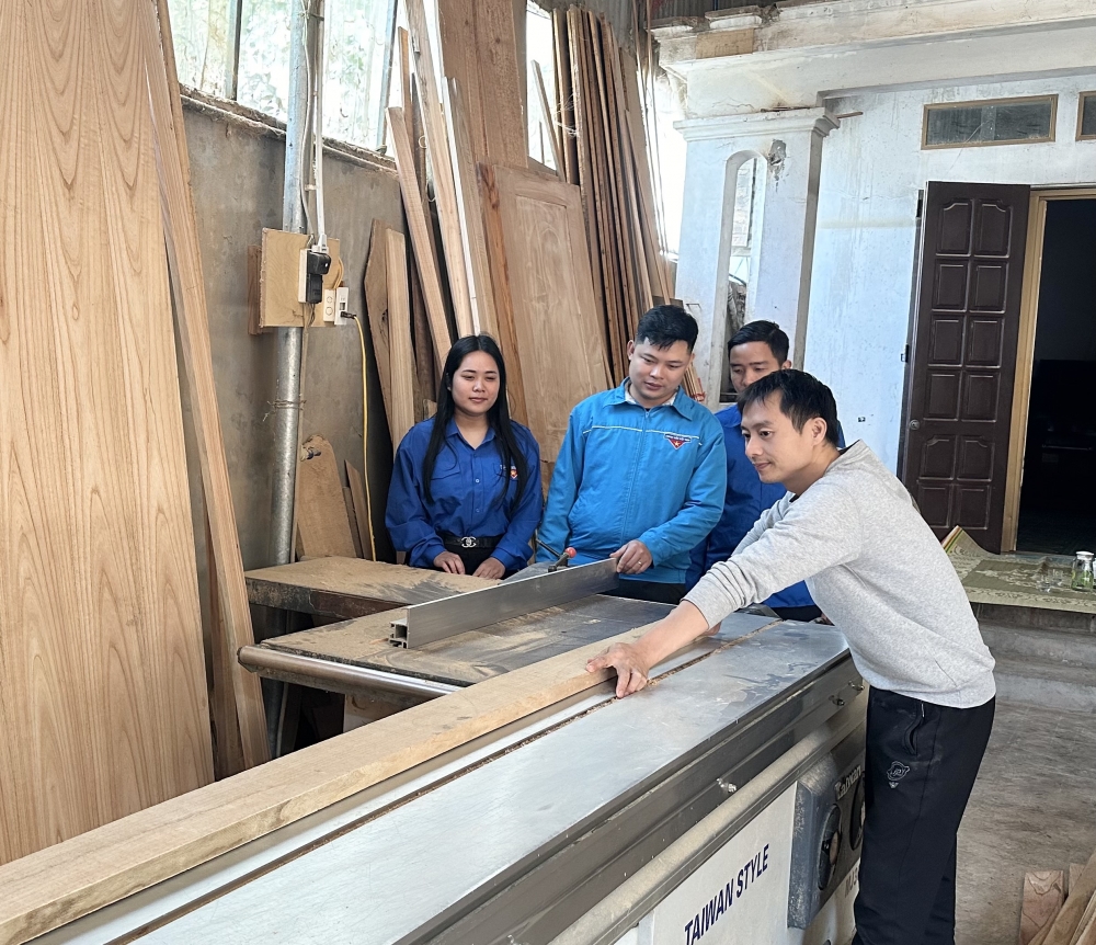 Anh Bùi Văn Minh, ĐVTN chi đoàn thôn Bàn Mạch, xã Vĩnh Thành tích cực đầu tư máy móc hiện đại nhằm nâng cao năng suất, chất lượng các sản phẩm mộc. Anh Bùi Văn Minh, ĐVTN chi đoàn thôn Bàn Mạch, xã Vĩnh Thành tích cực đầu tư máy móc hiện đại nhằm nâng cao năng suất, chất lượng các sản phẩm mộc.
