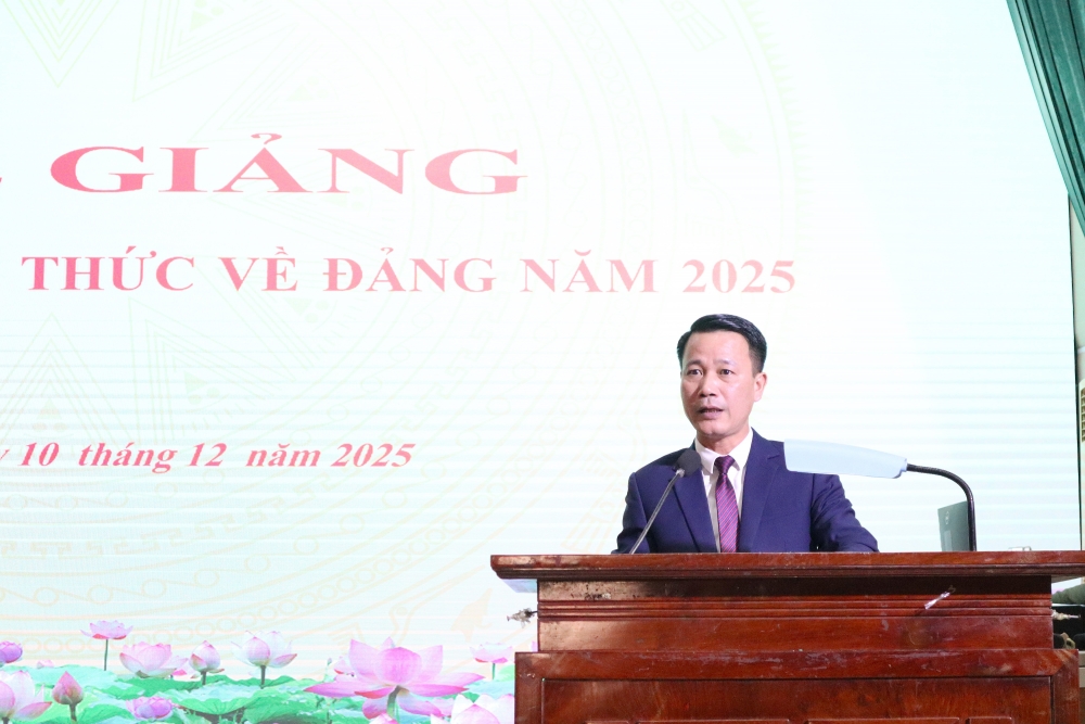 3. Đ/c Nguyễn Anh Tuấn - Phó Giám Đốc Trung tâm Chính trị xã phát biểu 3. Đ/c Nguyễn Anh Tuấn - Phó Giám Đốc Trung tâm Chính trị xã phát biểu