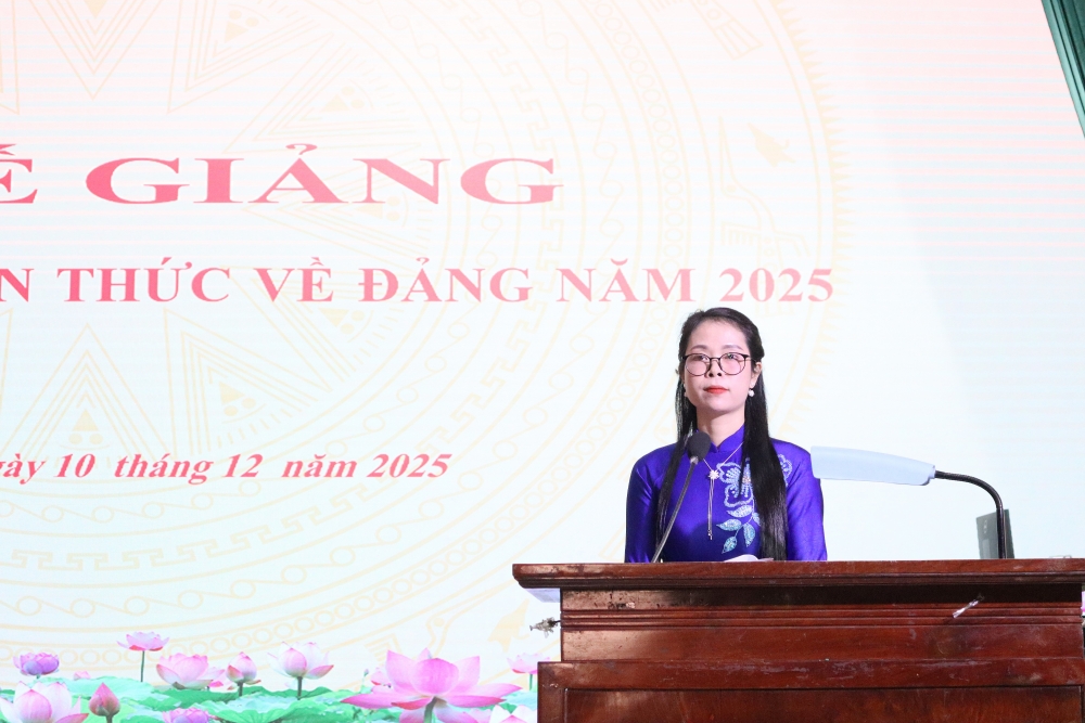 Đ/c Nguyễn Thị Thuý Hà - Giảng viên Trung tâm Chính trị xã phát biểu Đ/c Nguyễn Thị Thuý Hà - Giảng viên Trung tâm Chính trị xã phát biểu