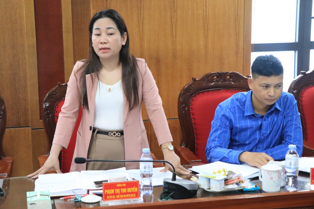 Bà PHạm Thị Thu Huyền, Chủ tịch ủy Ban MTTQ xã Bình Nguyên phát biểu tại hội nghị Bà PHạm Thị Thu Huyền, Chủ tịch ủy Ban MTTQ xã Bình Nguyên phát biểu tại hội nghị