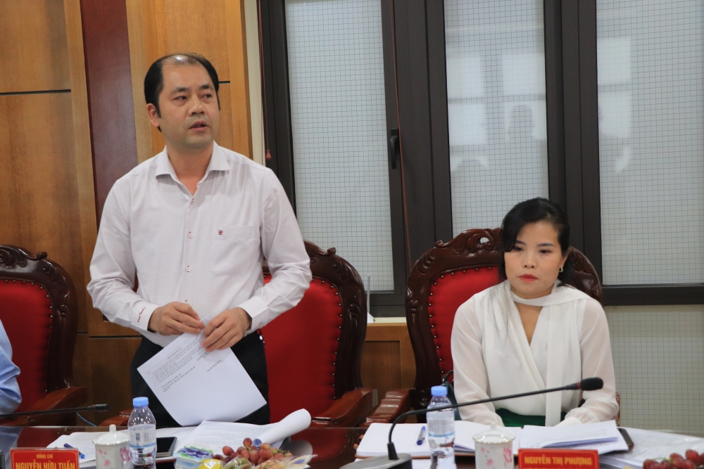 Ông Trần Gia Khánh, Phó Chủ tịch UBND xã Tam Hồng phát biểu tại hội nghị Ông Trần Gia Khánh, Phó Chủ tịch UBND xã Tam Hồng phát biểu tại hội nghị