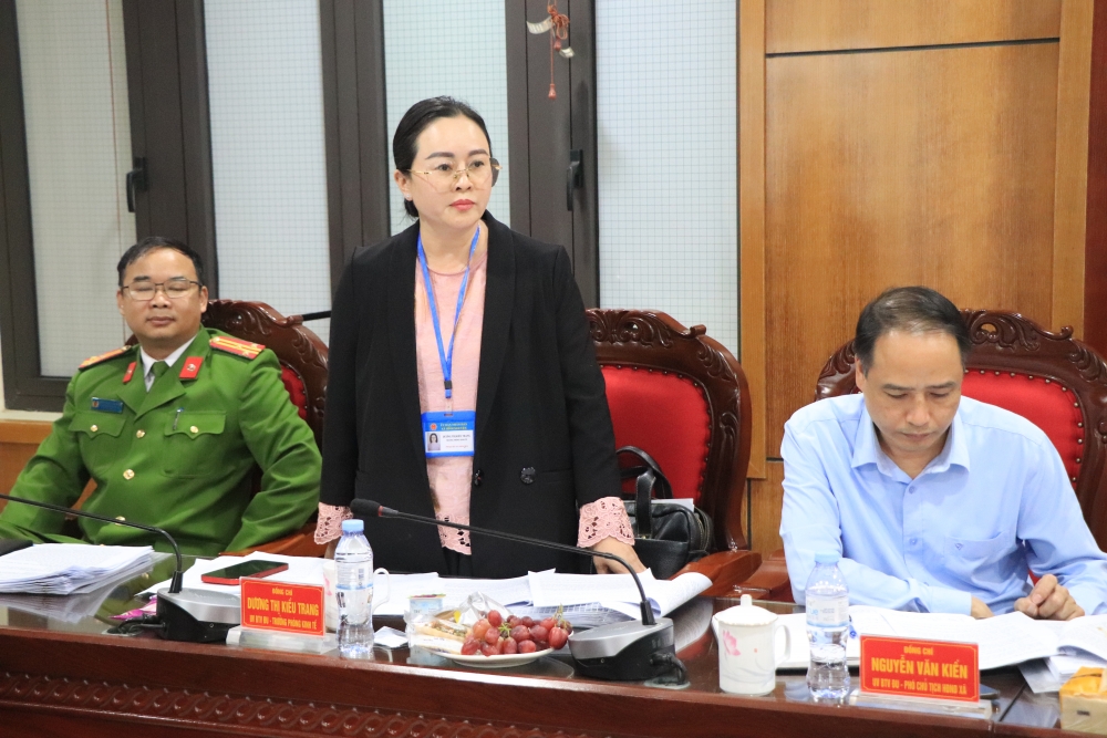 Bà Dương Thị Kiều Trang, Trưởng phòng Kinh tế phát biểu tại hội nghị Bà Dương Thị Kiều Trang, Trưởng phòng Kinh tế phát biểu tại hội nghị