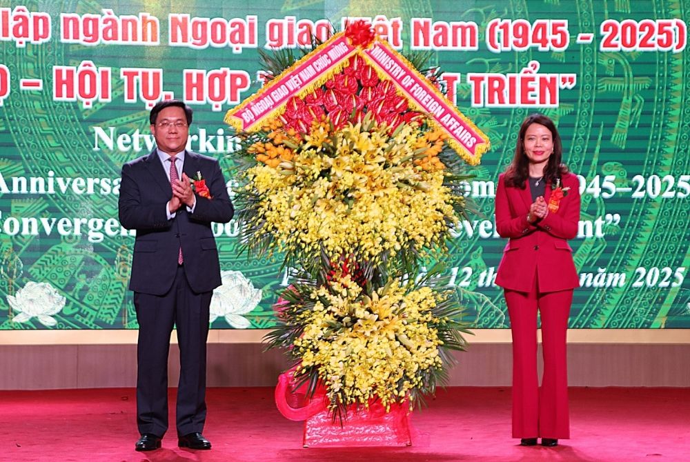 Thứ trưởng Nguyễn Minh Hằng tặng hoa chúc mừng tỉnh Phú Thọ Thứ trưởng Nguyễn Minh Hằng tặng hoa chúc mừng tỉnh Phú Thọ