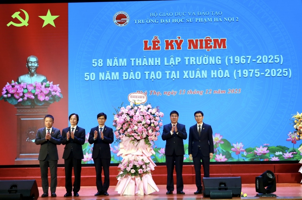 iáo sư, Tiến sĩ Huỳnh Văn Chương, Cục trưởng Cục Quản lý chất lượng, Bộ GD&ĐT tặng hoa chúc mừng nhà trường. iáo sư, Tiến sĩ Huỳnh Văn Chương, Cục trưởng Cục Quản lý chất lượng, Bộ GD&ĐT tặng hoa chúc mừng nhà trường.