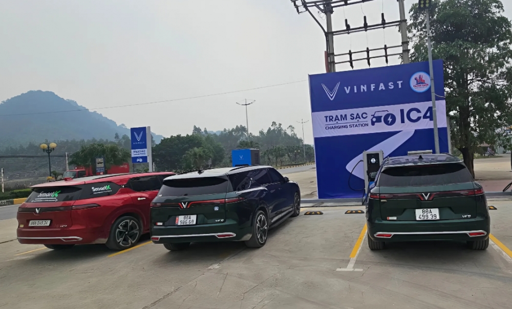 Khách hàng nghỉ chân tại Trạm có thể được sử dụng trạm sạc xe điện miễn phí. Khách hàng nghỉ chân tại Trạm có thể được sử dụng trạm sạc xe điện miễn phí.