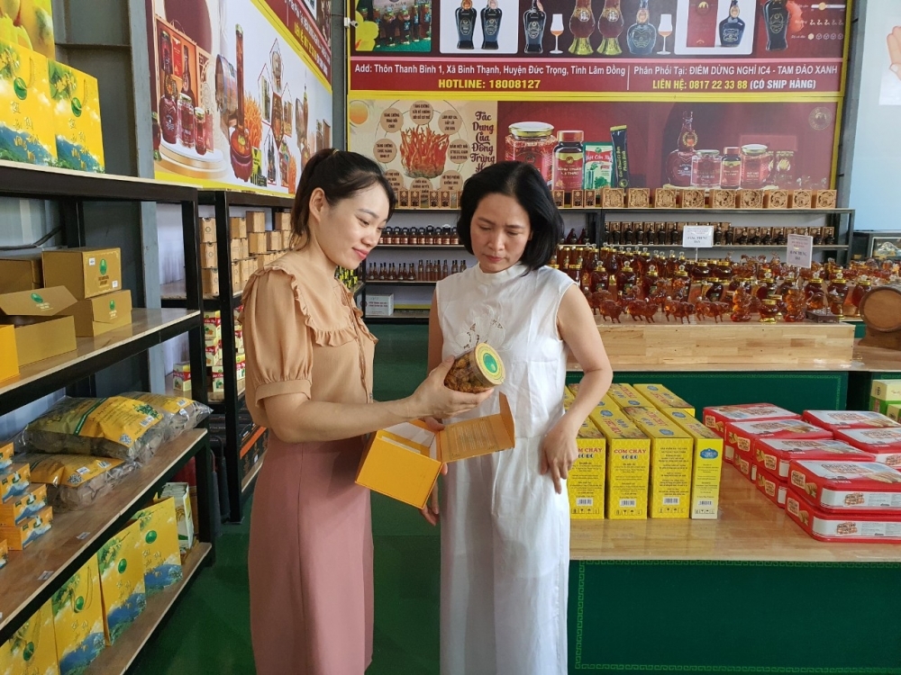 hu trưng bày sản phẩm OCOP được thiết kế nổi bật, đặt ngay lối vào khu mua sắm. hu trưng bày sản phẩm OCOP được thiết kế nổi bật, đặt ngay lối vào khu mua sắm.