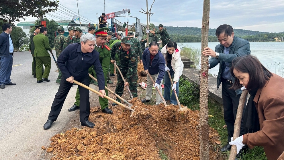 Phường Xuân Hoà: Trồng cây, cải tạo cảnh quan ven hồ Đại Lải