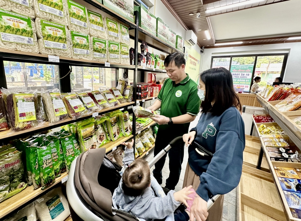 Nhân viên hệ thống giới thiệu sản phẩm tới khách hàng. Nhân viên hệ thống giới thiệu sản phẩm tới khách hàng.