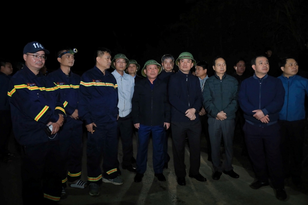 Phó Bí thư Tỉnh ủy Bùi Đức Hinh và Phó Chủ tịch UBND tỉnh Quách Tất Liêm trực tiếp có mặt tại hiện trường kiểm tra và chỉ đạo công tác khắc phục hậu quả Phó Bí thư Tỉnh ủy Bùi Đức Hinh và Phó Chủ tịch UBND tỉnh Quách Tất Liêm trực tiếp có mặt tại hiện trường kiểm tra và chỉ đạo công tác khắc phục hậu quả