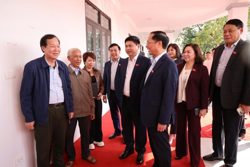 Phó Thủ tướng Chính phủ Bùi Thanh Sơn; Bí thư Tỉnh ủy Trương Quốc Huy và các đại biểu Quốc hội tỉnh trò chuyện, lắng nghe ý kiến của cử tri