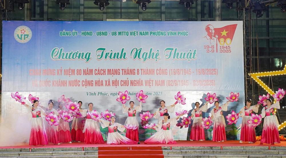 Chương trình nghệ thuật chào mừng hương trình nghệ thuật kỷ niệm 80 năm Cách mạng Tháng Tám và Quốc khánh 2/9 thu hút sự tham gia của đông đảo các câu lạc bộ văn nghệ quần chúng
