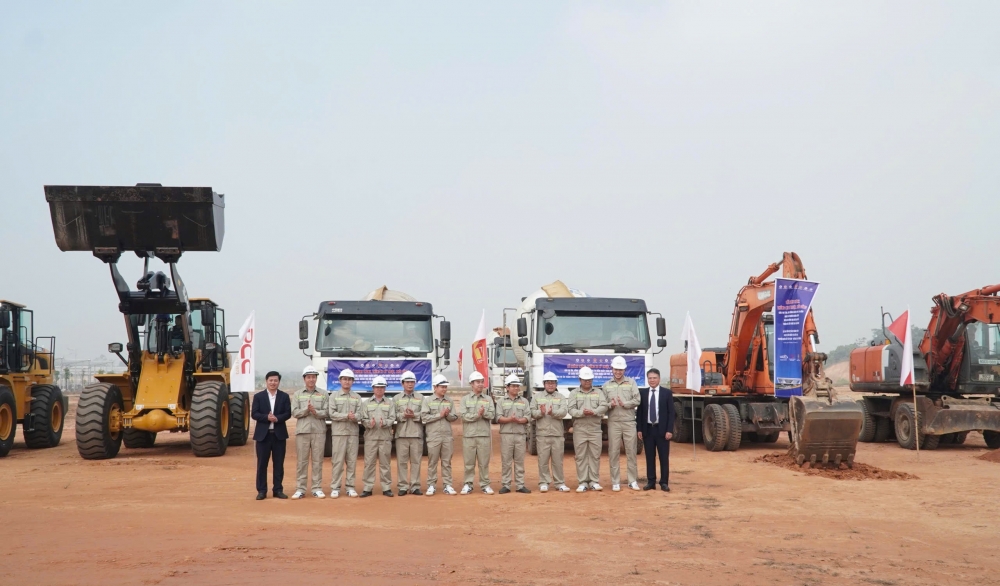 Phương tiện, máy móc và nhân lực sẵn sàng cho lễ khởi công dự án