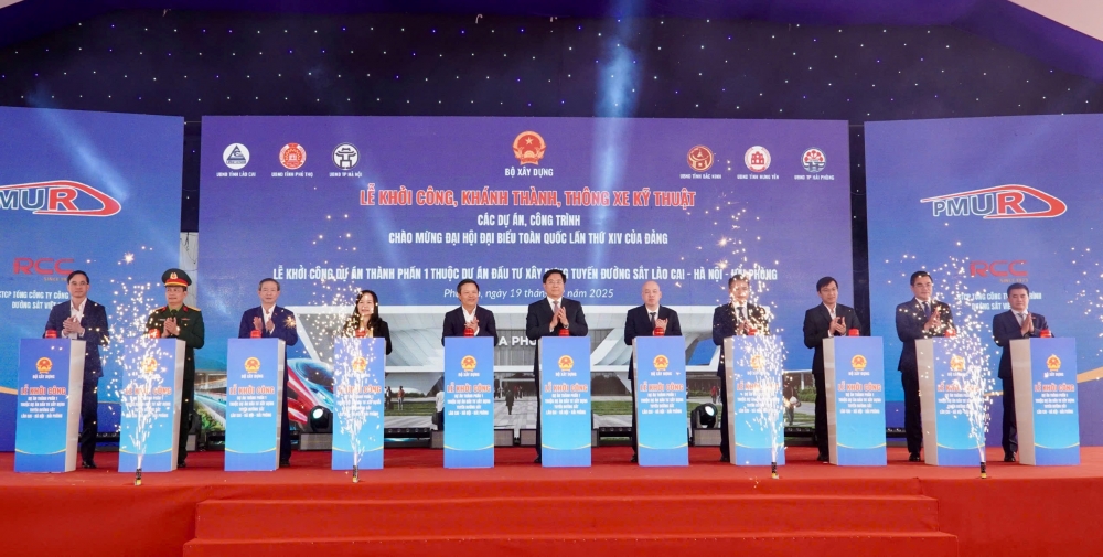 Các đại biểu bấm nút khởi công dự án