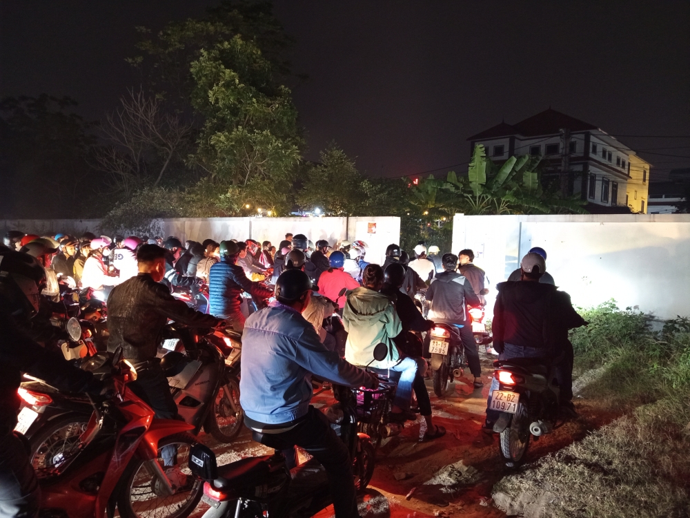 Ách tắc nghiêm trọng tại lối ra, vào KCN Bá Thiện 1 địa bàn thôn Quang Khải, xã Bình Xuyên vào giờ tan tầm