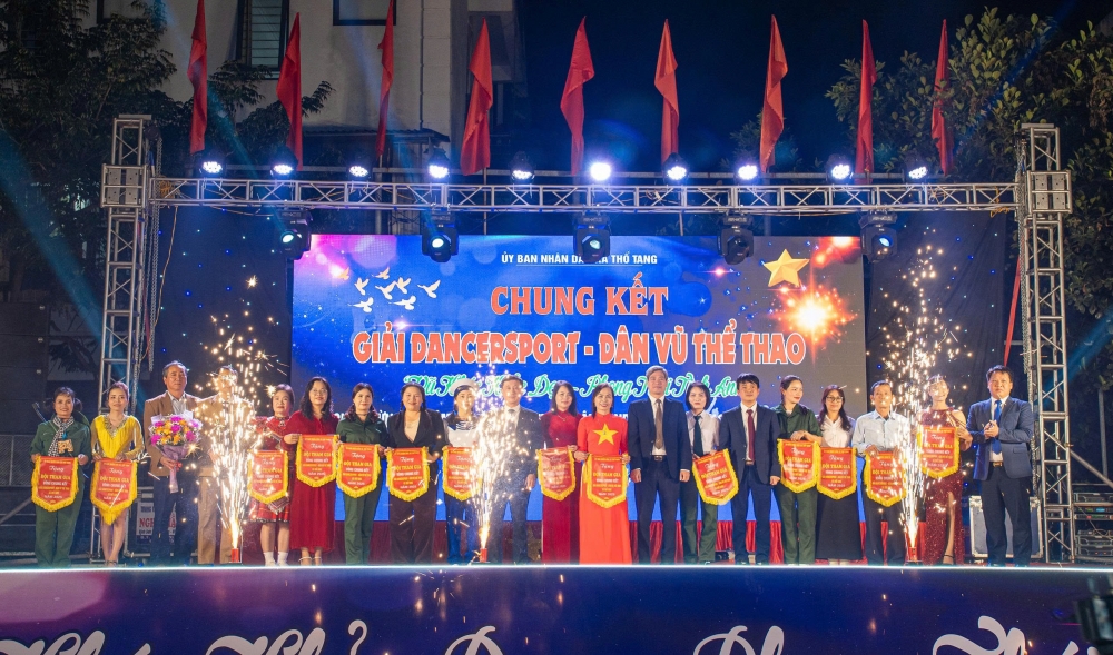 Các đồng chí lãnh đạo xã Thổ Tang trao cờ lưu niệm cho các đội tham gia vòng chung kết