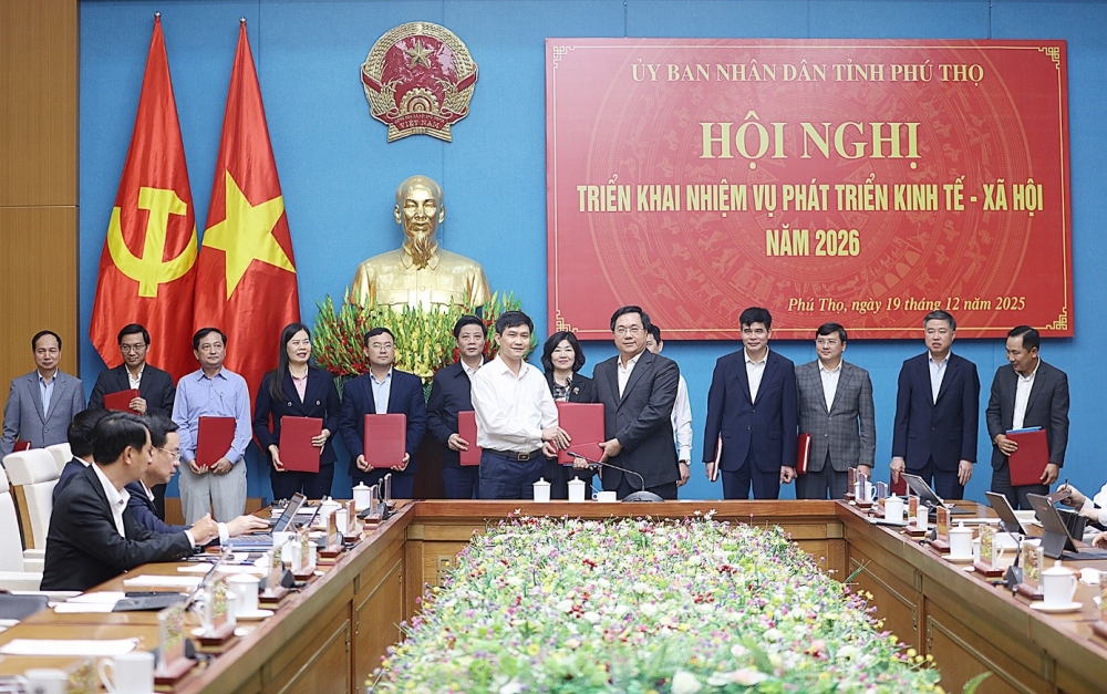 Chủ tịch UBND tỉnh trao Quyết định giao nhiệm vụ chỉ tiêu kế hoạch cho đồng chí Chánh Văn phòng UBND tỉnh