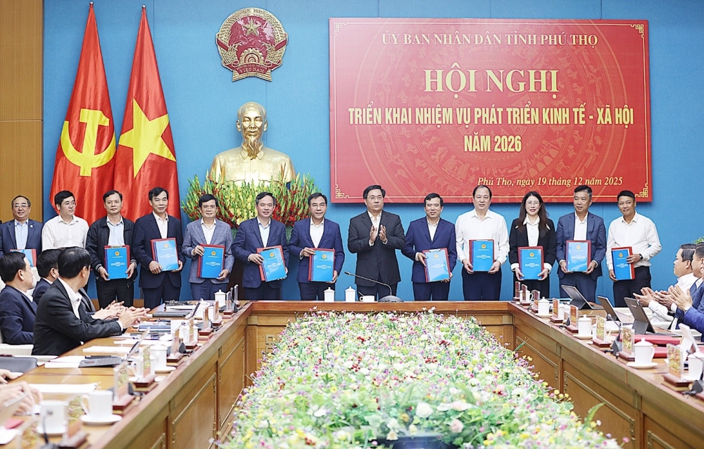 Chủ tịch UBND tỉnh Trần Duy Đông trao Quyết định giao nhiệm vụ chỉ tiêu kế hoạch cho lãnh đạo các sở ngành, đơn vị