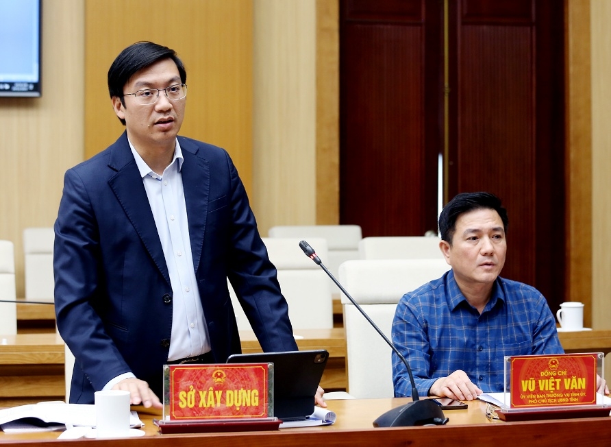 Giám đốc Sở Xây dựng Nguyễn Xuân Quang báo cáo phương án quy hoạch hệ thống sân golf trên địa bàn tỉnh