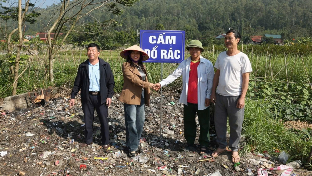 Tổ chức cắm biển đổ rác và bàn giao cho các thôn dân cư quản lý. Tổ chức cắm biển đổ rác và bàn giao cho các thôn dân cư quản lý.