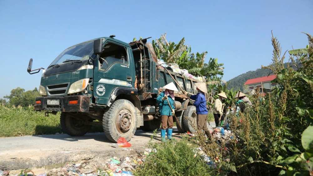 Công nhân các HTX Dịch vụ môi trường thực hiện ra quân xóa bỏ các điểm tập kết rác thải tạm thời trên địa bàn xã