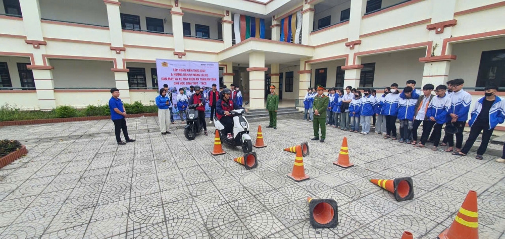 tập huấn kiến thức an toàn giao thông và hướng dẫn kỹ năng lái xe gắn máy và xe máy điện an toàn cho học sinh THPT trên địa bàn xã.