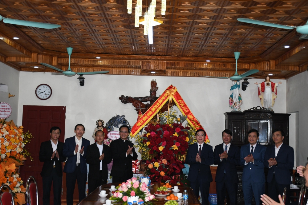 Phó Bí thư Tỉnh ủy Bùi Huy Vĩnh, Phó Chủ tịch UBND tỉnh Nguyễn Khắc Hiếu cùng các thành viên Đoàn công tác tặng hoa chúc mừng Giáo xứ Vĩnh Yên nhân dịp Lễ Giáng sinh năm 2025