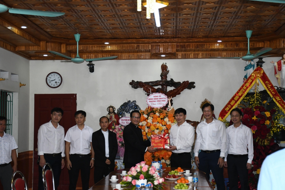 Lãnh đạo phường Vĩnh Phúc tặng quà