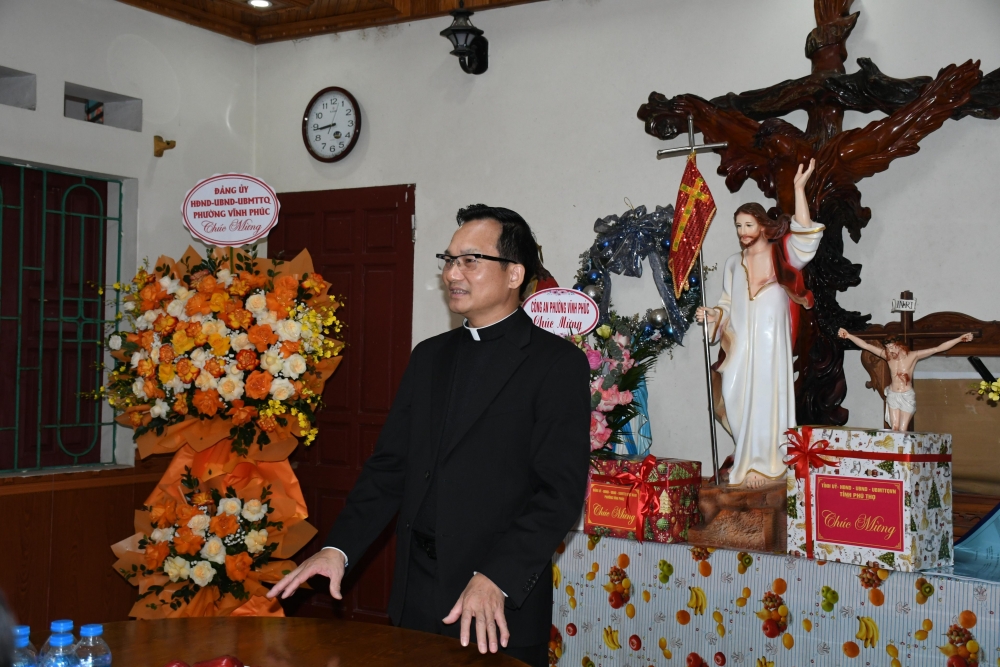 Thay mặt Giáo xứ Vĩnh Yên, Linh mục Nguyễn Huy Long phát biểu cảm ơn tại buổi chúc mừng