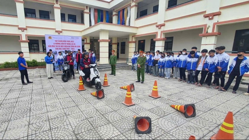 Công an xã Tam Dương tập huấn kỹ năng lái xe an toàn cho học sinh