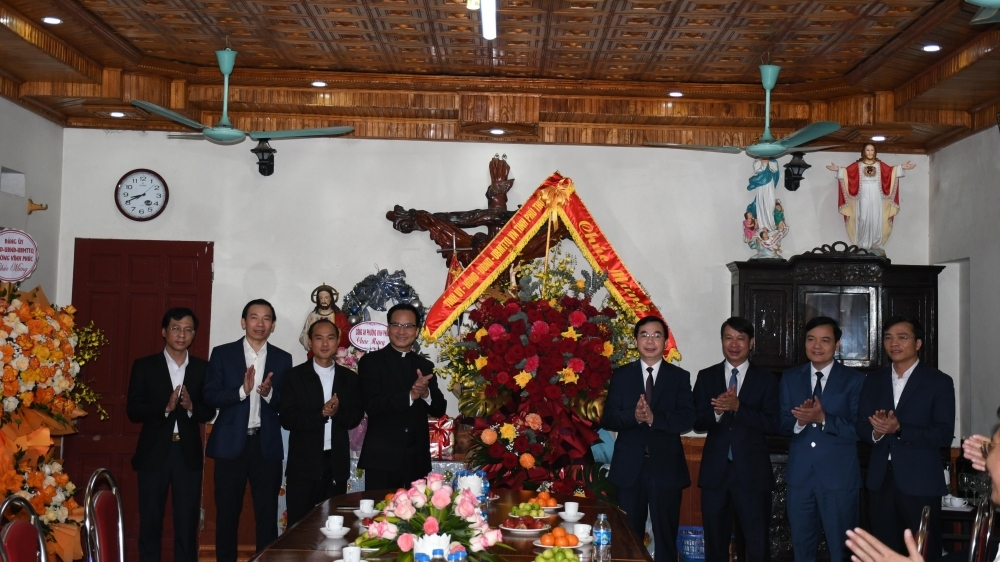Phó Bí thư Tỉnh ủy Phú Thọ thăm, chúc mừng Giáo xứ Vĩnh Yên nhân dịp Lễ Giáng sinh