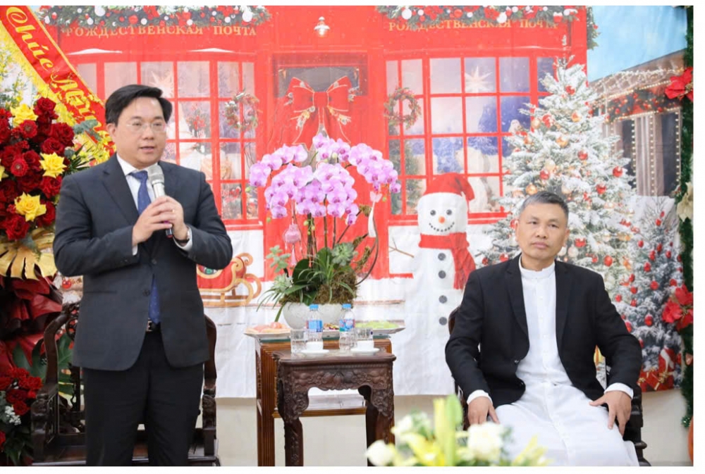 Chủ tịch UBND tỉnh Trần Duy Đông thông tin về tình hình phát triển kinh tế - xã hội năm 2025 đến Linh mục Chu Quang Hòa và bà con giáo dân