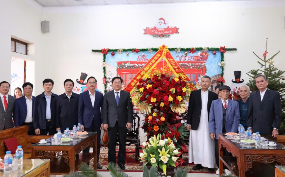 Chủ tịch UBND tỉnh Trần Duy Đông tặng lẵng hoa chúc mừng Linh mục Chu Quang Hòa và bà con giáo xứ Thông Nhất