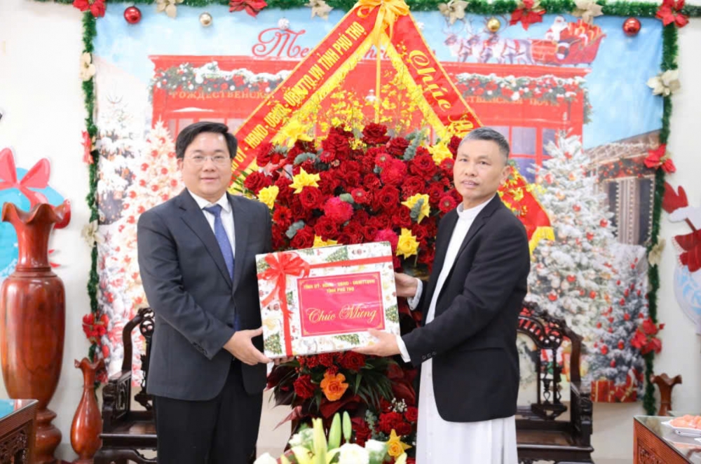 Chủ tịch UBND tỉnh Trần Duy Đông trao quà của Tỉnh ủy, HĐND, UBND, Ủy ban MTTQ tỉnh cho giáo xứ Thống Nhất