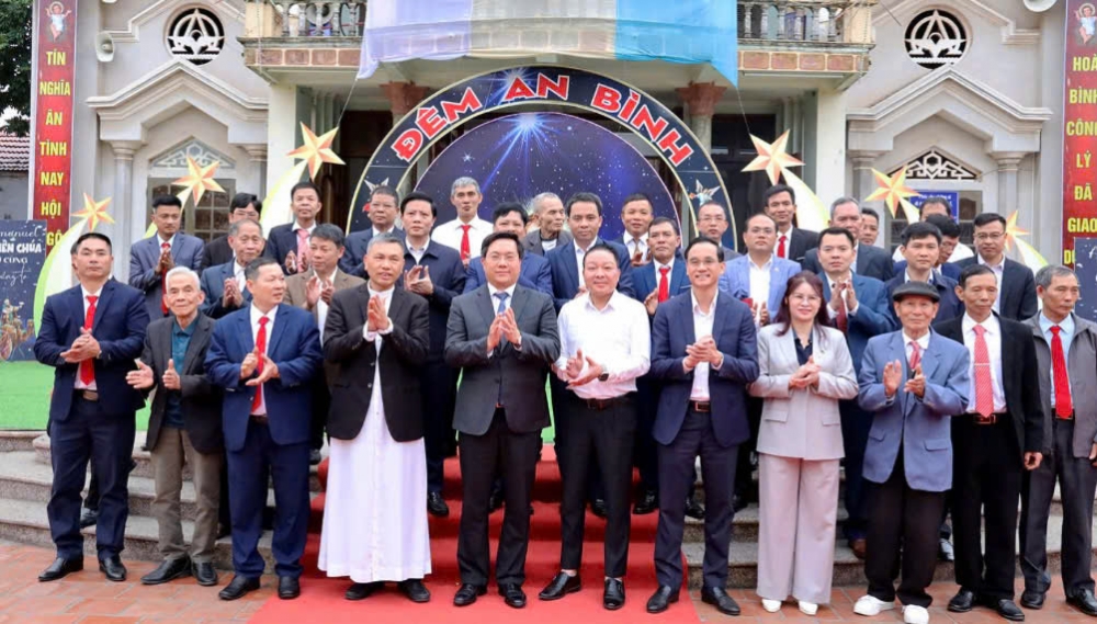 Chủ tịch UBND tỉnh Trần Duy Đông và lãnh đạo các sở, lãnh đạo xã Bình Tuyền chụp ảnh cùng linh mục, các chức sắc, chức việc giáo xứ Thống Nhất