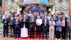 Chủ tịch UBND tỉnh Phú Thọ Trần Duy Đông thăm, chúc mừng giáo xứ Thống Nhất