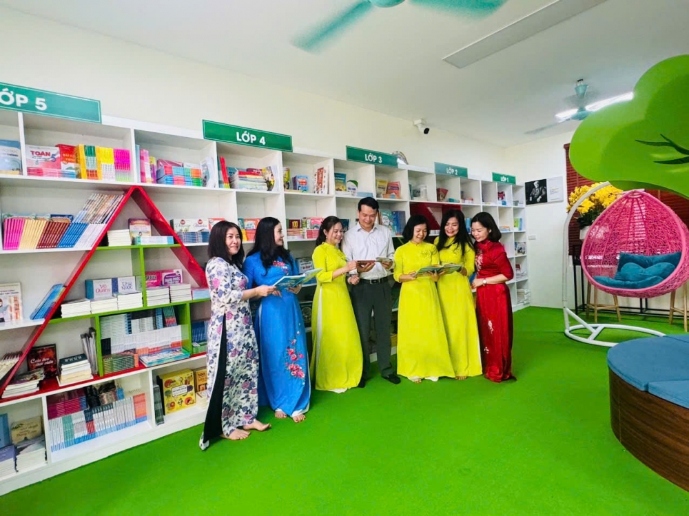 Thư viện nhà trường đạt chuẩn quốc gia.