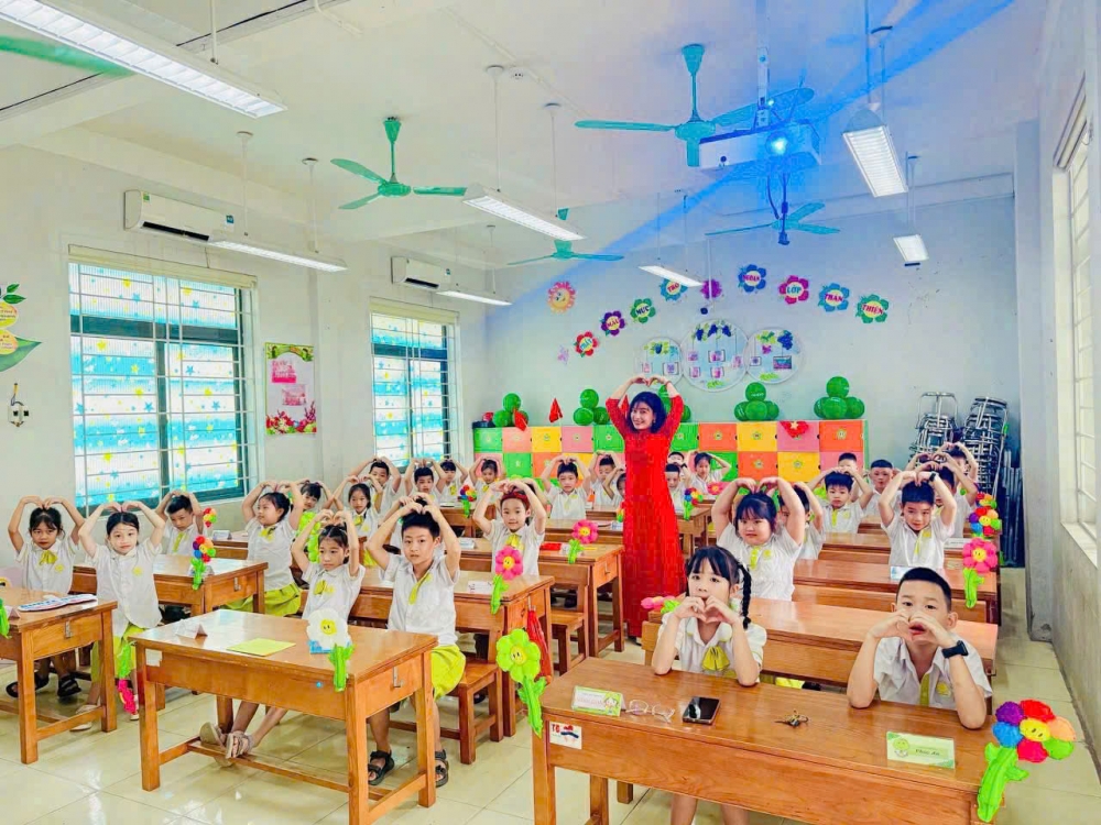 ác giáo viên luôn chú trọng đổi mới phương pháp dạy học, đẩy mạnh ứng dụng công nghệ thông tin vào bài giảng nhằm tạo sự hứng thú, giúp học sinh tiếp thu bài tích cực.