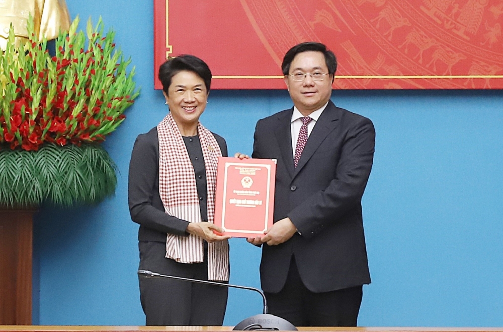 Chủ tịch UBND tỉnh Trần Duy Đông trao Quyết định chấp thuận chủ trương đầu tư đồng thời chấp thuận nhà đầu tư cho Tập đoàn Amata