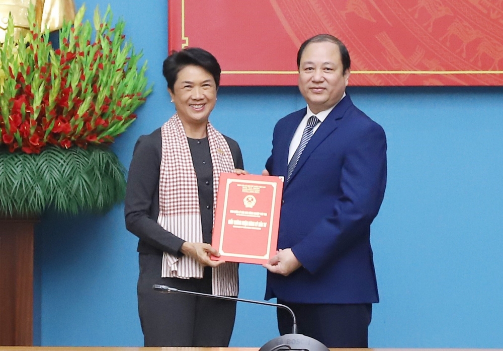 Trưởng Ban Quản lý các KCN tỉnh Hoàng Long Biên trao Giấy chứng nhận đăng ký đầu tư dự án cho Tập đoàn Amata