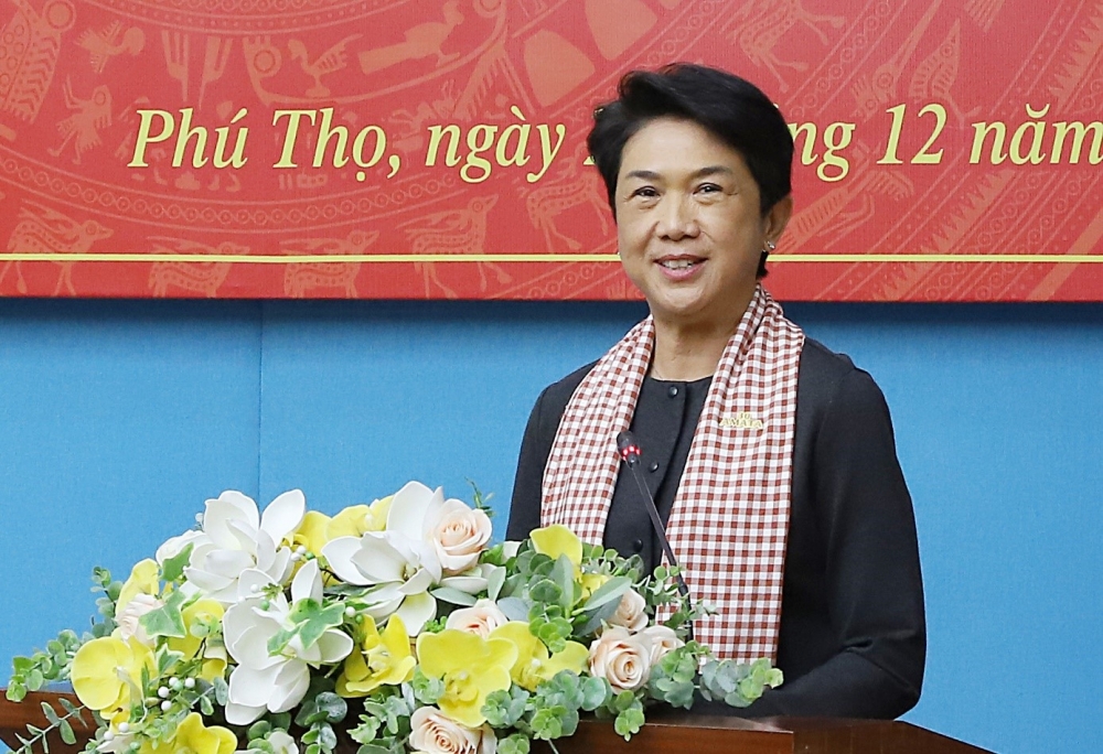 Bà Somhatai Panichewa, Tổng Giám đốc điều hành Tập đoàn Amata phát biểu cảm ơn tỉnh