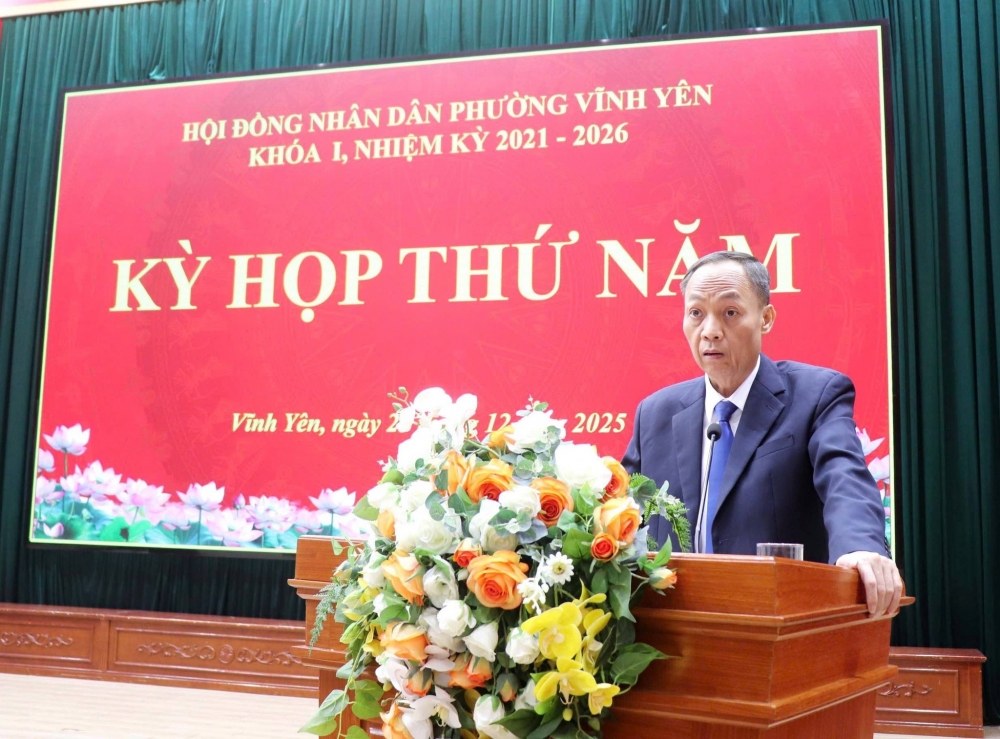 Đ.c Nguyễn Phú Bình, Uỷ viên BTV Đảng uỷ, Phó Chủ tịch HĐND phường phát biểu tại Kỳ họp