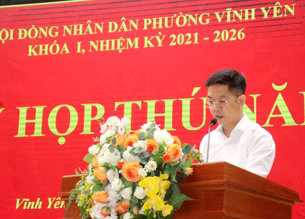 Đ.c Nguyễn Đông Giang, Đảng uỷ viên, Trưởng phòng Kinh tế Hạ tầng đô thị phường trình bày báo cáo và Tờ trình liên quan đến Kế hoạch Đầu tư công; một số nội dung chi, mức chi bảo đảm điều kiện hoạt động của Hội đồng nhân dân phường Vĩnh Yên.