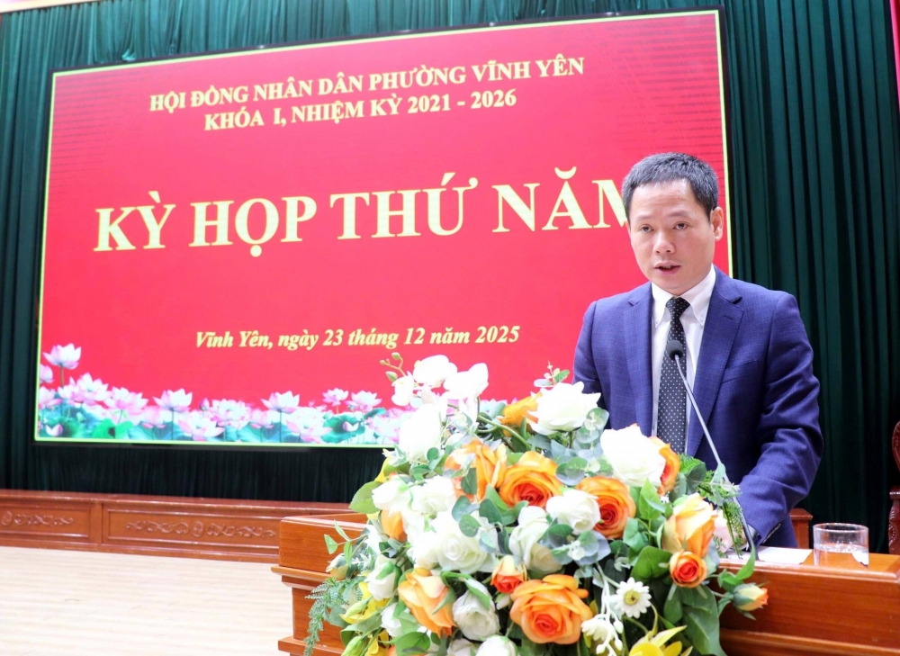 Đ.c Nguyễn Thái Sơn, Uỷ viên BTV Đảng uỷ, Trưởng phòng Văn hóa xã hội phường trình bày Tờ trình về việc đề nghị giao biên chế số lượng người làm việc hưởng lương từ ngân sách nhà nước tại Trạm y tế phường.