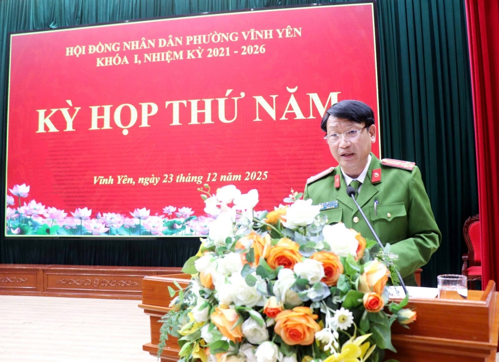 Thượng tá Khổng Minh Quyền, Uỷ viên BTV Đảng uỷ, Trưởng Công an phường trình bày Báo cáo công tác phòng, chống tội phạm và vi phạm pháp luật năm 2025, phương hướng nhiệm vụ năm 2026.