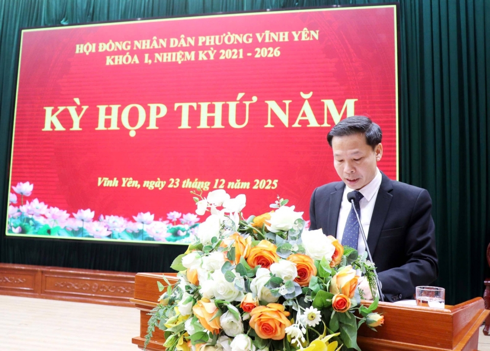 Đ.c Nguyễn Xuân Huy, Uỷ viên BTV Đảng uỷ, Trưởng Ban Kinh tế - Ngân sách HĐND phường trình bày thẩm tra các báo cáo, dự thảo Nghị quyết trình tại Kỳ họp