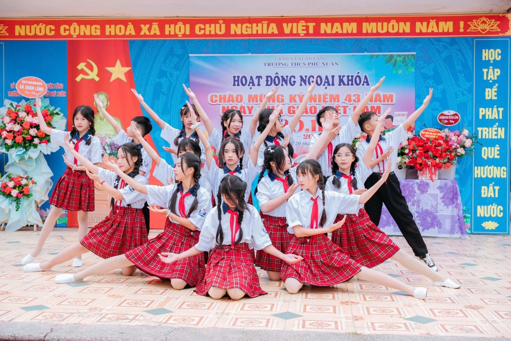 Cùng với quan tâm nâng cao chất lượng giáo dục các môn văn hóa, Trường THCS Phú Xuân chú trọng đẩy mạnh các hoạt động văn nghệ, thể thao, tạo môi trường để học sinh phát triển toàn diện.