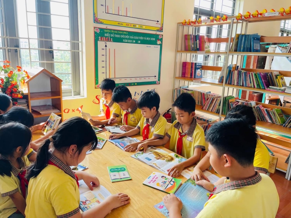 Học sinh Trường Tiểu học Thanh Lãng A đọc sách tại thư viện nhà trường.