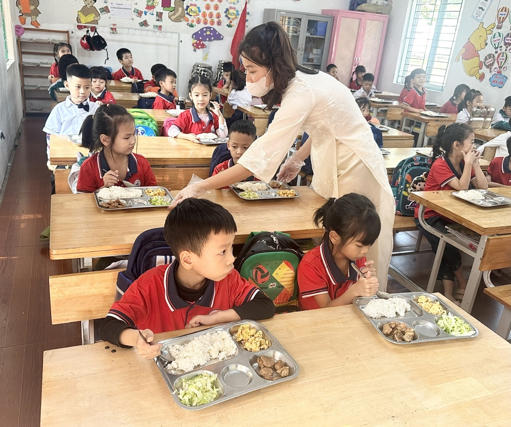 Học sinh Trường Tiểu học Thanh Lãng B trong giờ ăn bán trú tại trường.