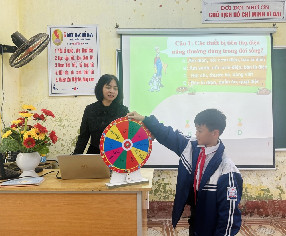 Đội ngũ giáo viên Trường THCS Phú Xuân tích cực đổi mới phương pháp giảng dạy nhằm phát huy tính chủ động, tích cực của học sinh.